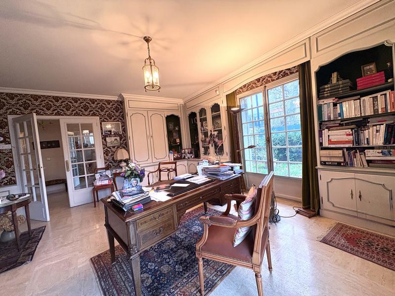 Maison - 241 m² - 8 pièces