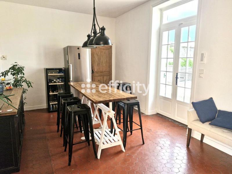 Maison - 374 m² - 9 pièces