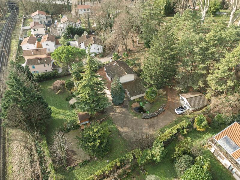 Maison - 230 m² - 8 pièces