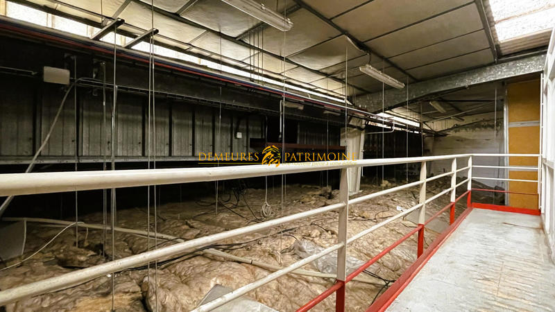 Local commercial - 1 220 m²