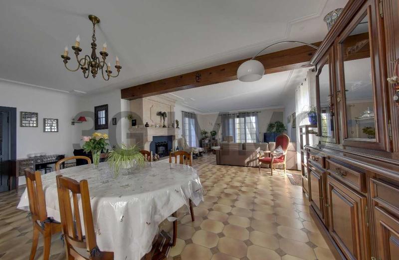 Maison traditionnelle - 237 m² - 7 pièces