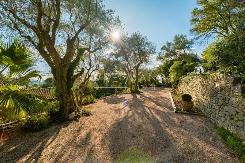 Villa - 407 m² - 11 pièces