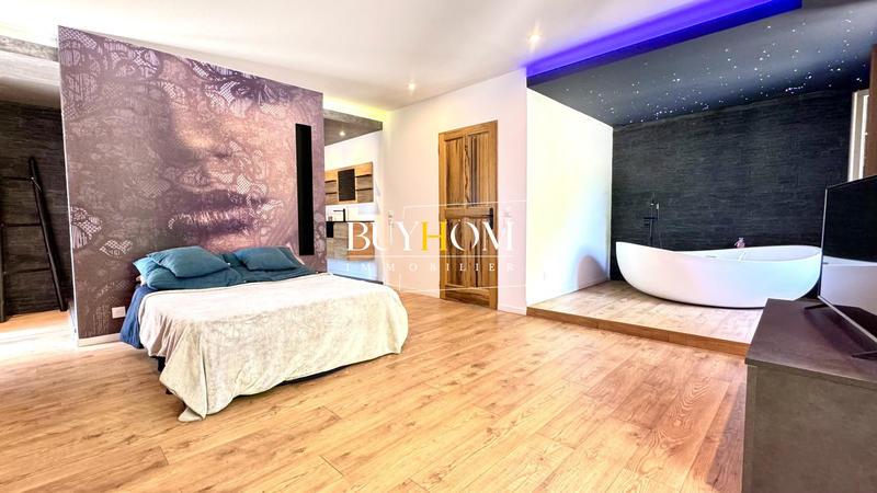 Maison - 240 m² - 7 pièces