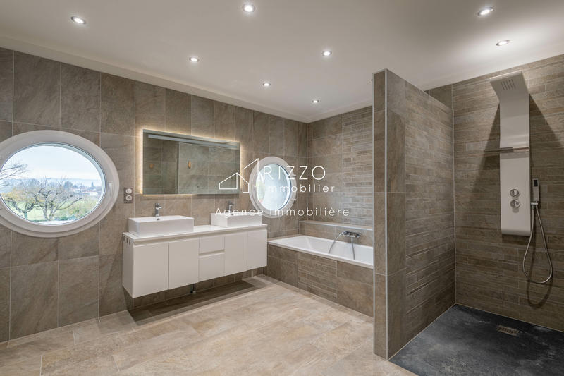 Maison - 326 m² - 11 pièces