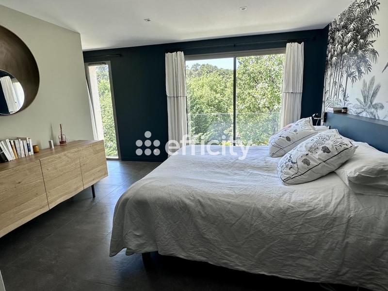 Maison - 290 m² - 11 pièces