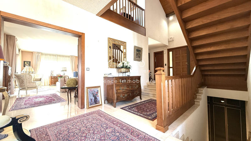 Maison - 330 m² - 12 pièces