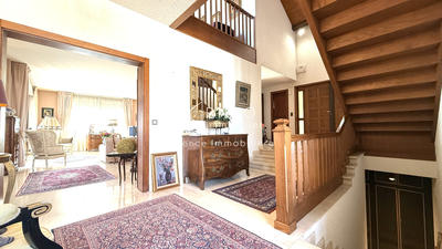 Maison - 330 m² - 12 pièces