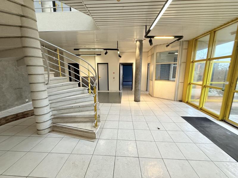 Local d'activités - 1 418 m² - 15 pièces