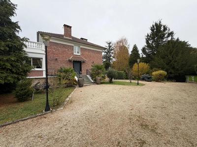 Maison - 230 m² - 8 pièces