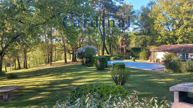 Maison - 220 m² - 13 pièces