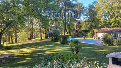 Maison - 220 m² - 13 pièces