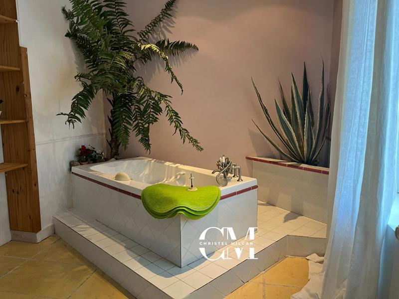 Maison - 585 m² - 8 pièces