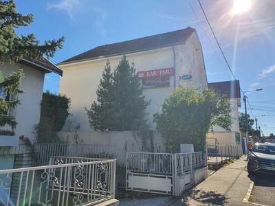 Maison - 235 m² - 10 pièces