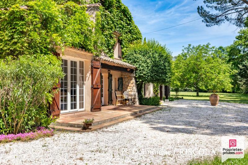 Maison - 300 m² - 12 pièces