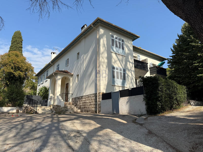 Immeuble - 740 m² - 40 pièces