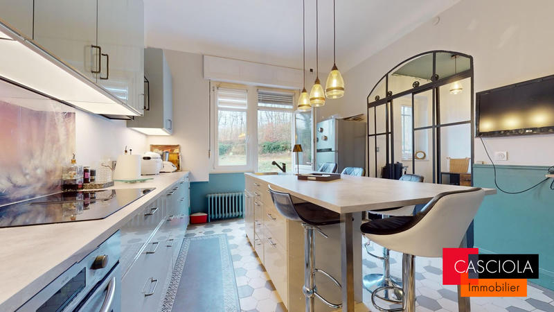 Maison - 259 m² - 9 pièces