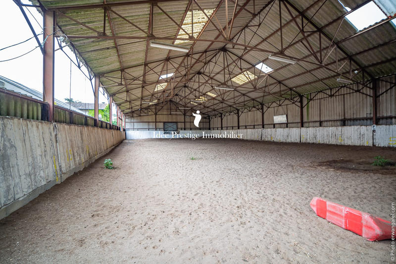 Maison - 2 426 m² - 80 pièces