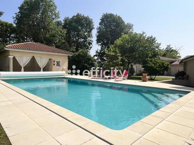 Maison - 236 m² - 8 pièces