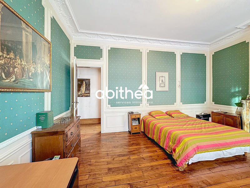 Maison - 370 m² - 12 pièces