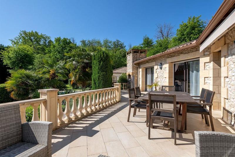 Maison - 340 m² - 11 pièces