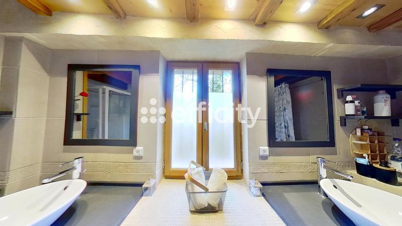 Maison - 220 m² - 7 pièces