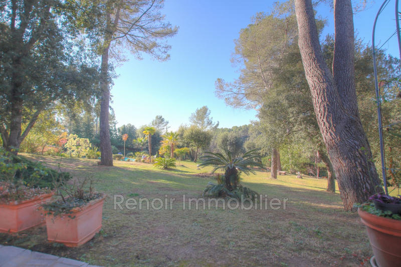 Propriété - 650 m²