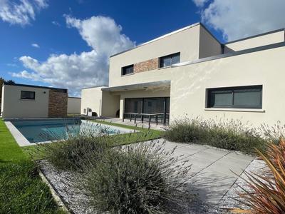 Maison - 237 m² - 7 pièces