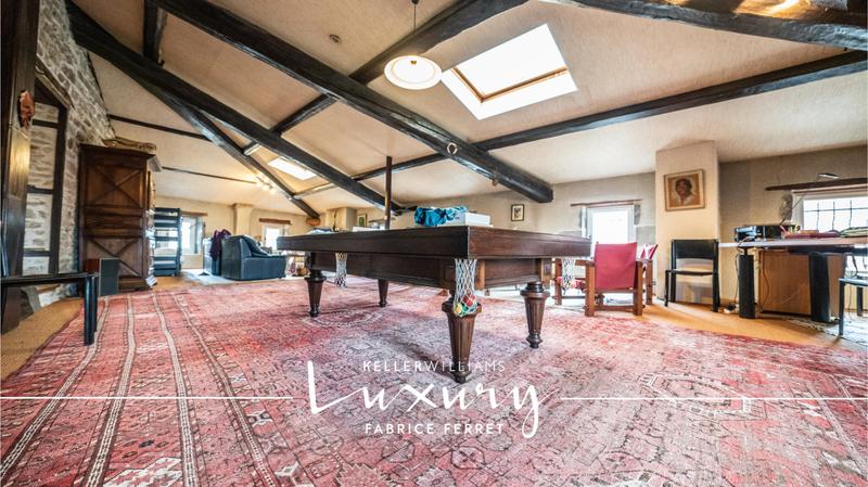 Maison - 326 m² - 11 pièces