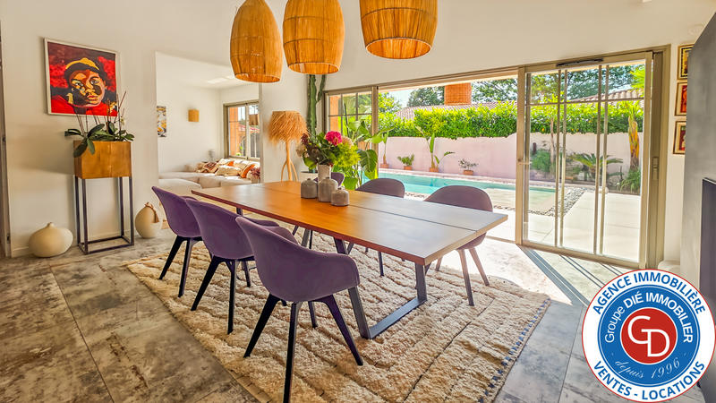 Maison - 250 m² - 6 pièces