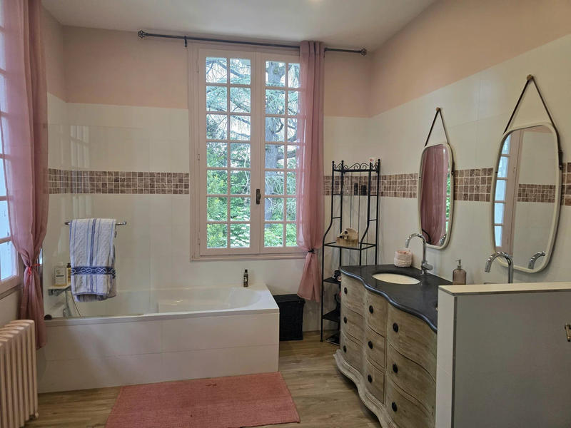 Maison - 290 m² - 9 pièces