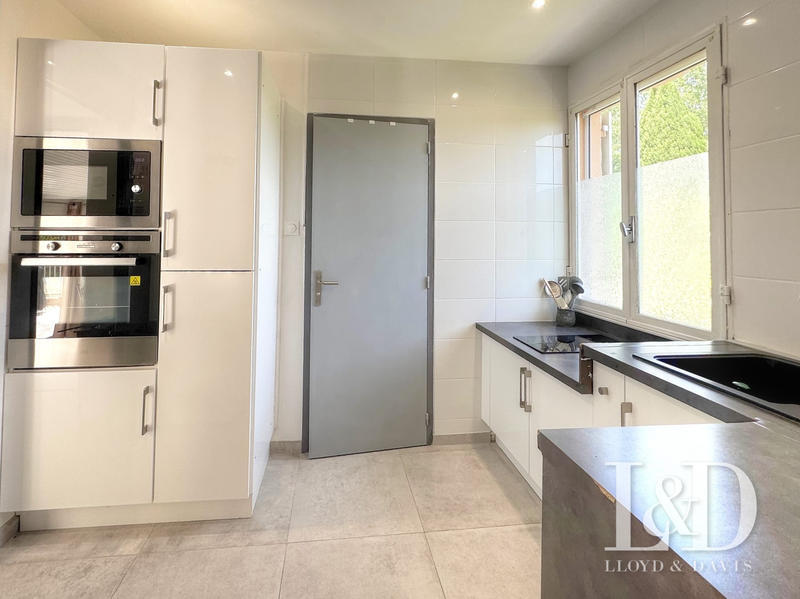 Maison - 239 m² - 8 pièces