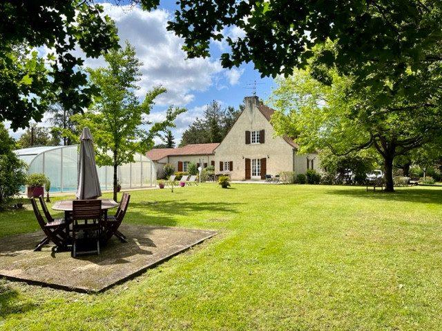 Maison traditionnelle - 270 m² - 6 pièces