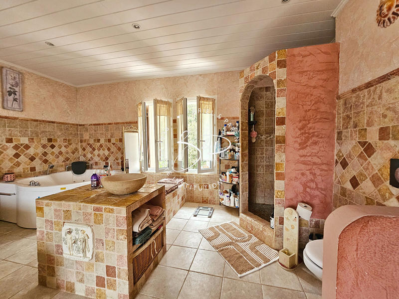 Maison - 272 m² - 9 pièces