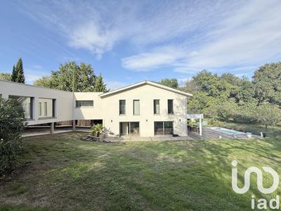 Maison - 210 m² - 7 pièces