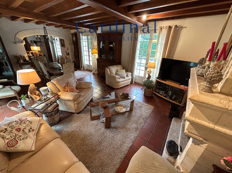 Maison - 220 m² - 13 pièces