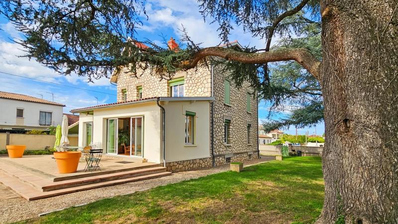 Maison - 260 m² - 12 pièces