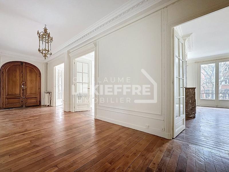 Appartement - 208 m² - 6 pièces