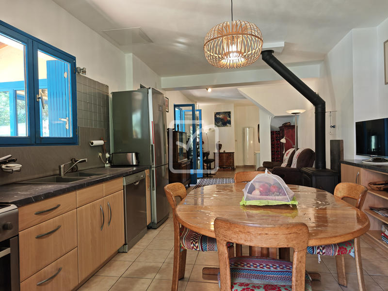 Propriété - 215 m² - 9 pièces