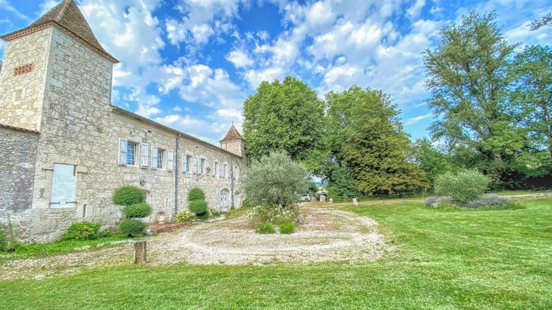 Château - 943 m² - 24 pièces