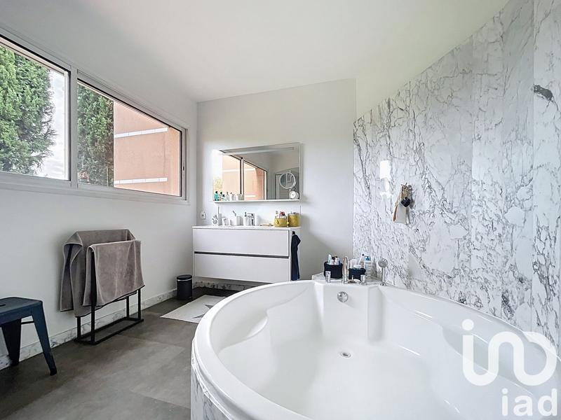 Maison - 218 m² - 6 pièces