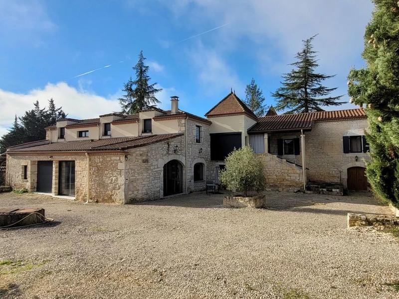 Propriété - 237 m² - 8 pièces