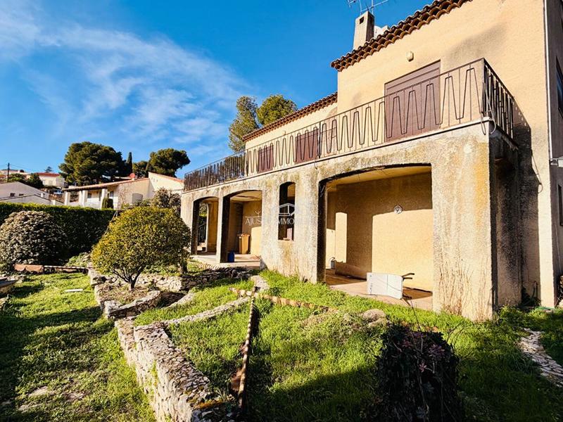 Maison - 260 m² - 6 pièces