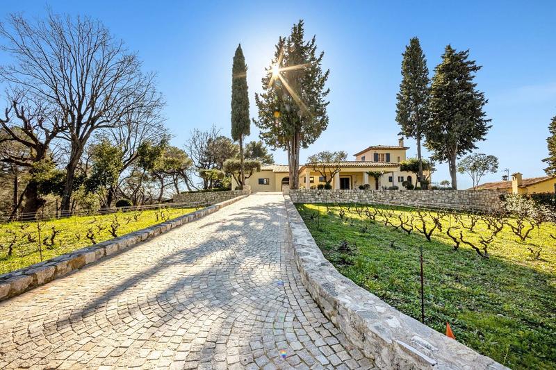 Maison - 390 m² - 12 pièces