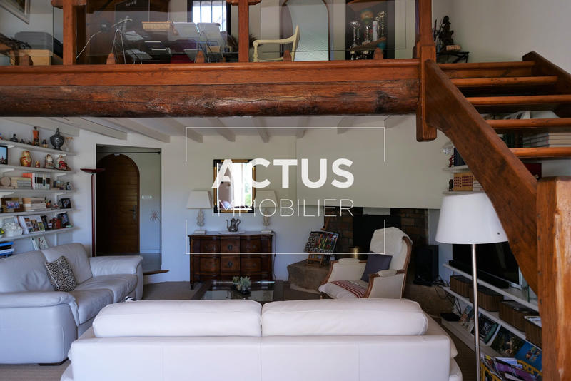 Maison - 210 m² - 7 pièces