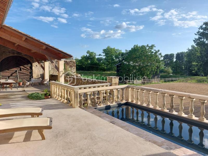 Propriété - 242 m² - 7 pièces