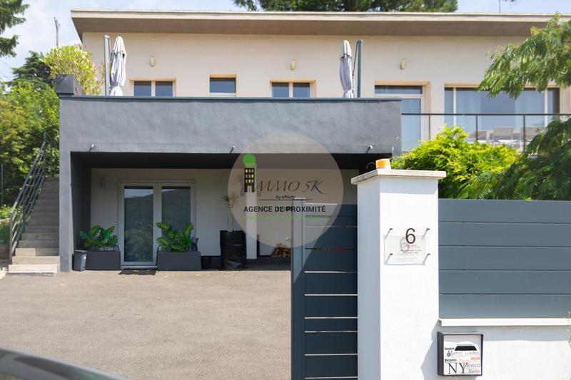 Maison - 211 m² - 8 pièces