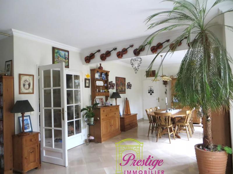 Propriété - 275 m² - 7 pièces