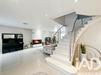 Maison - 270 m² - 8 pièces