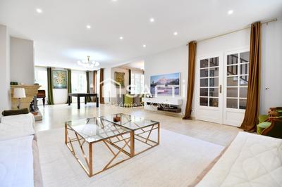 Maison - 211 m² - 8 pièces