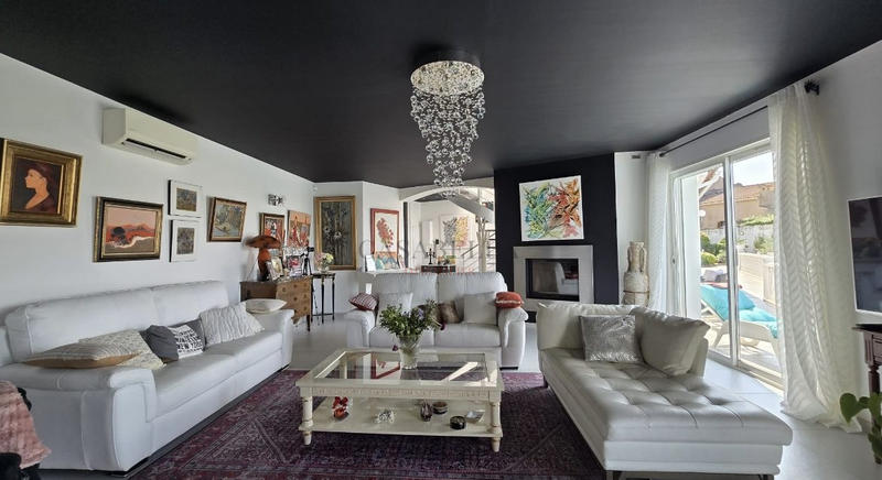 Maison - 243 m² - 10 pièces